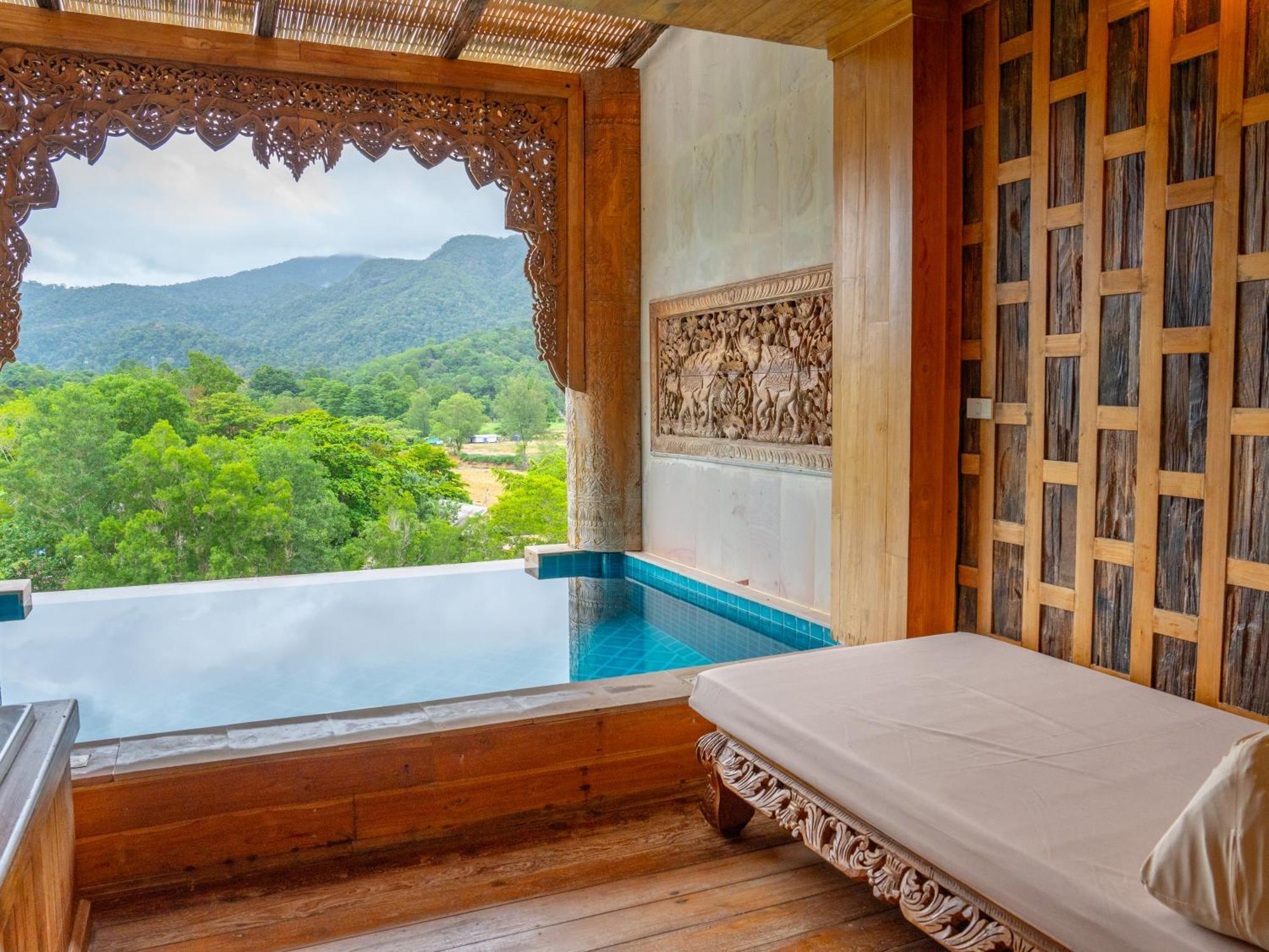 Pool Suite Water View